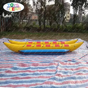 двухтрубная надувная лодка-банан с летучей рыбой, плавающая в воде
