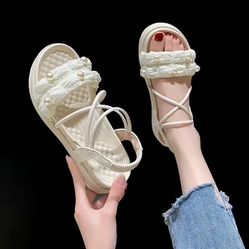 Корейская версия женских сандалий 2023, летняя новая модная пляжная обувь с толстой подошвой, женские сандалии с жемчужным перекрестным ремешком